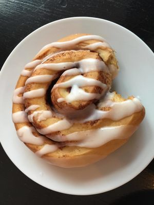 cinnamon roll at Lokal Dela Krem in Warsaw