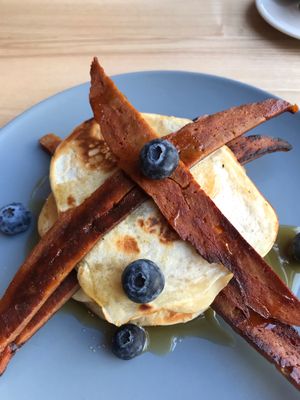 Vegan Pancakes with vegan “bacon” at Lokal Dela Krem in Warsaw