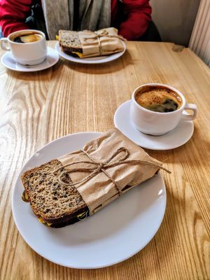 Sandwich und Americano at Lokal Dela Krem in Warsaw