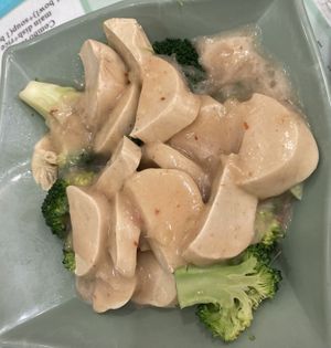 Braised tofu and broccoli   at Yat Sum Vegetarian - 一森素食 - Yau Ma Tei in Kowloon