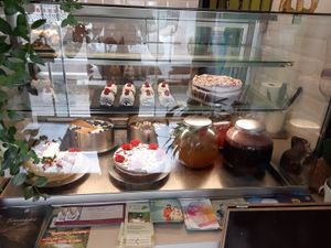 Kuchen display at Süsse Marie Veganerie in Karlsruhe