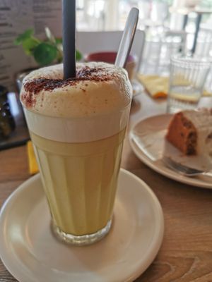 Kurkuma oat latte at Süsse Marie Veganerie in Karlsruhe