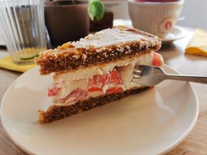 Strawberry vanilla cake at Süsse Marie Veganerie in Karlsruhe