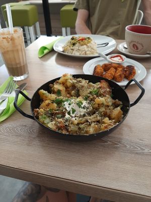 Bratkartoffelpfanne, Risotto, Jackfruitnuggets, Eiskaffee, Cacao Pot (Caramel) at Süsse Marie Veganerie in Karlsruhe