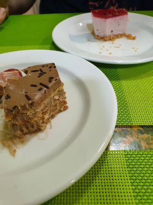 Bolo de bolacha com baunilha e chocolate e cheesecake de frutos vermelhos. Espectaculares! at Lisbon Vegan Restaurante in Lisbon