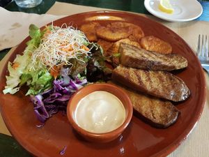 Das ist das gegrillte Seitan Steak mit Süßkartoffeln und Salat. Die Veganese ist der HAMMER! at ES VIU Vegetaria i Vins in Mallorca