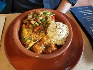 Das ist der große gemischte Teller mit lauter Köstlichkeiten, die traditionell aus der mallorquinischen Küche kommen.  at ES VIU Vegetaria i Vins in Mallorca