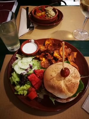 Burger and platter at ES VIU Vegetaria i Vins in Mallorca