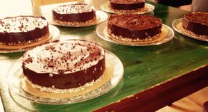 Nuestra magnífica tarta de aguacate y cacao sin azúcar  
Vegan, sugar free, alvocado & cocoa, love  at ES VIU Vegetaria i Vins in Mallorca