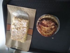Financier and apple tart at Veggie Corner in Toulouse