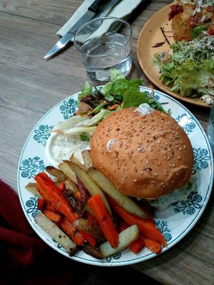 chick peas burger and veggies at Chez Vegetayelle and Co. in Toulouse