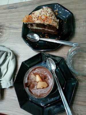 chocolate and pear mousse, and chocolate cake at Chez Vegetayelle and Co. in Toulouse
