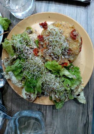 mashed potatoes with dried tomatoes and salad at Chez Vegetayelle and Co. in Toulouse