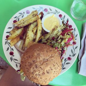 Burger au steak de pois chiches et ses délicieuses frites ! at Chez Vegetayelle and Co. in Toulouse