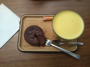 Golden latte et gâteau au chocolat at VG Pâtisserie in Paris