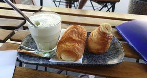 Matcha latte, pain au chocolat et cruffin at VG Pâtisserie in Paris