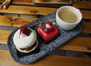 Macaron Pistachio/Raspberry + Le Fabien + Coffee at VG Pâtisserie in Paris