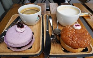 Macaron Blackberry/Violette + Tropézienne + Hot drinks at VG Pâtisserie in Paris