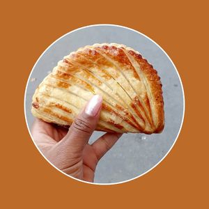 Copieux chausson aux pommes at VG Pâtisserie in Paris