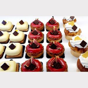 Pâtisseries variées et originales at VG Pâtisserie in Paris