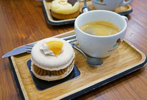 Macaron clémentine et marron at VG Pâtisserie in Paris
