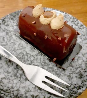 Bûchette Sedaine 6€ sur place at VG Pâtisserie in Paris