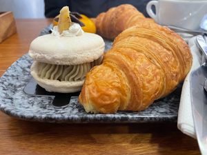Macaron Banane Noisette Citron vert at VG Pâtisserie in Paris