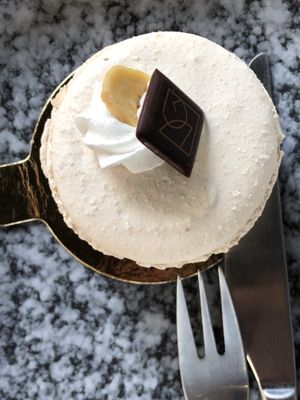 Banana lime cream macaron   at VG Pâtisserie in Paris