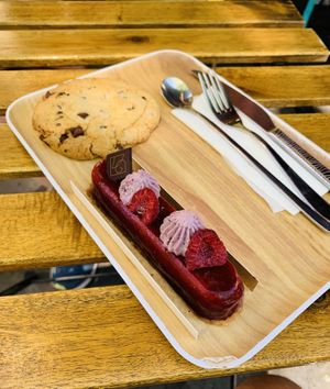 The Mama Mia and a chocolate chip cookie    at VG Pâtisserie in Paris