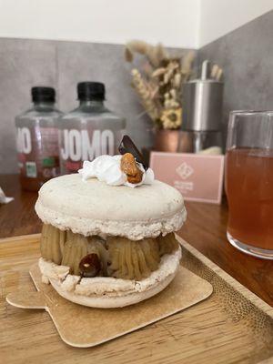 Macaron cacahuète   at VG Pâtisserie in Paris