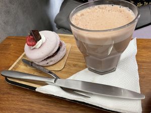 Macaron, chocolat chaud  at VG Pâtisserie in Paris
