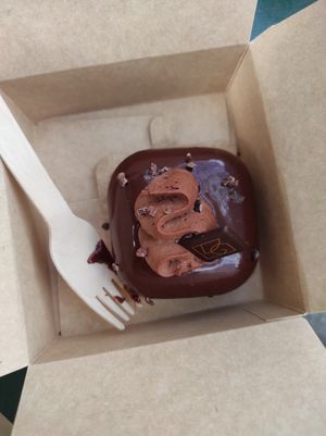 An amazing vegan chocolate dessert that I had for breakfast at VG Pâtisserie in Paris