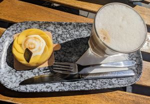 Tarte aux citrons mit Latte Macchiato at VG Pâtisserie in Paris