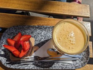Tartelettes mot frisch gepresstem Orangensaft at VG Pâtisserie in Paris