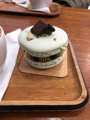 macaron pistache  at VG Pâtisserie in Paris