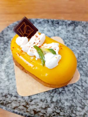 Mulder (mangue) 🧡 at VG Pâtisserie in Paris