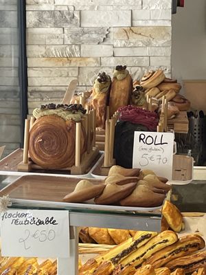 New York rolls (black sesame & pistachio )  at VG Pâtisserie in Paris