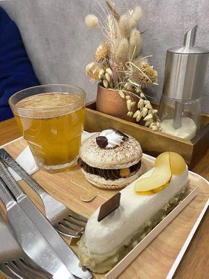 Jus de pomme chaud, macaron pralin-choco, entremet poire-yuzu at VG Pâtisserie in Paris