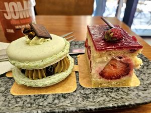 Pistachio macaron and Fraisier at VG Pâtisserie in Paris