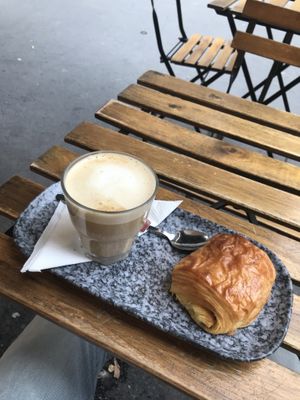 Latte & Pain au chocolate   at VG Pâtisserie in Paris