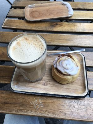 Pumpkin spice Latte & Cinnamon Roll  at VG Pâtisserie in Paris