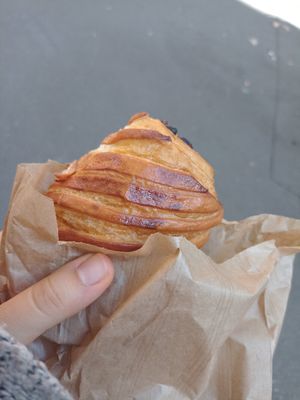 Pain au chocolat praliné 😍 at VG Pâtisserie in Paris
