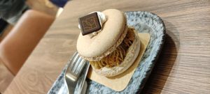 Speculos pear macaron at VG Pâtisserie in Paris