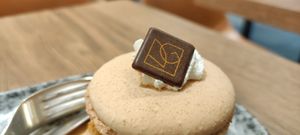 Speculos pear macaron at VG Pâtisserie in Paris