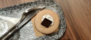 Speculos pear macaron at VG Pâtisserie in Paris