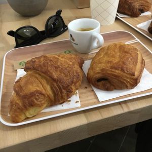 Croissant & Pain au chocolat at VG Pâtisserie in Paris