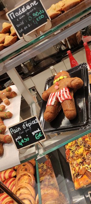 Big gingerbread at VG Pâtisserie in Paris