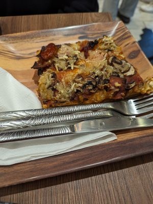 Pizza at VG Pâtisserie in Paris