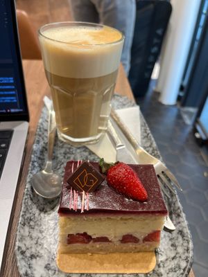 Fraisier and Latte at VG Pâtisserie in Paris