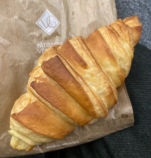 Vegan croissant 🥐❤️ at VG Pâtisserie in Paris